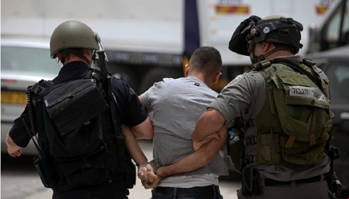 قوات الاحتلال تعتقل طفلا قرب الحرم الإبراهيمي
