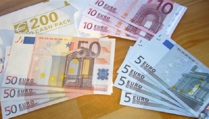 اليورو ينزل لأقل مستوى في شهرين