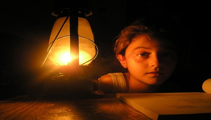 انقطاع الكهرباء والفقر يعرقلان الدراسة من المنزل في قطاع غزة
