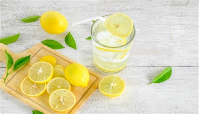 5 مشاكل يمكن أن يسببها شرب الكثير من ماء الليمون
