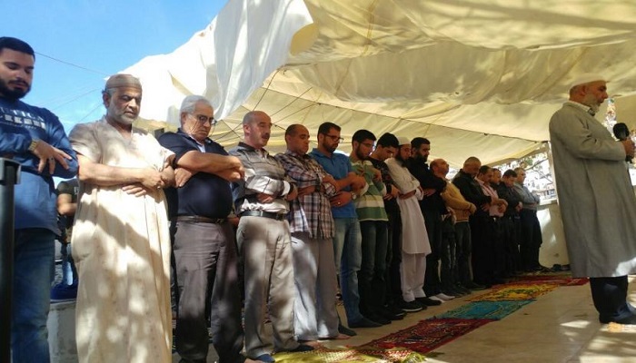 مقدسيون يؤدون الجمعة