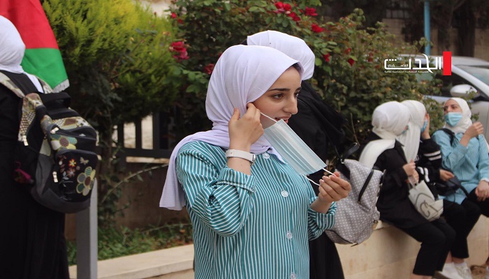 الخليل: نشطاء يوزعون كمامات ومعقمات على طلبة المدارس القريبة من المستوطنات
