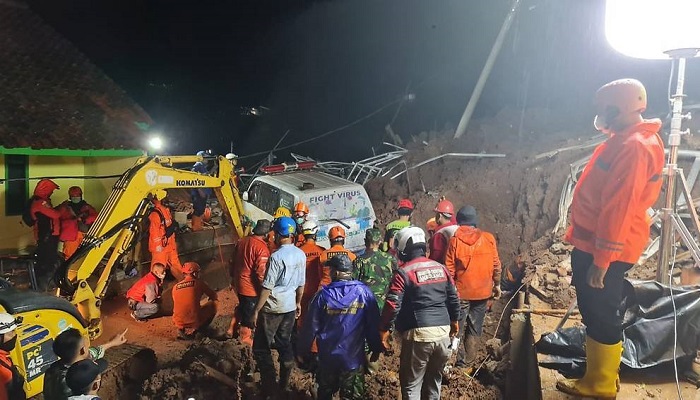 مقتل 11 شخصا وإصابة 18 آخرين جراء انهيارين أرضيين بإندونيسيا
