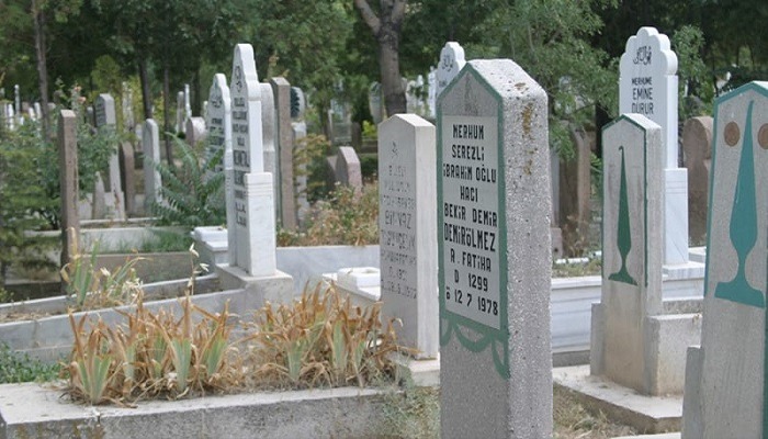 صحيفة تركية: ولاية هاتاي تمنع دفن موتى اللاجئين السوريين في مقابرها
