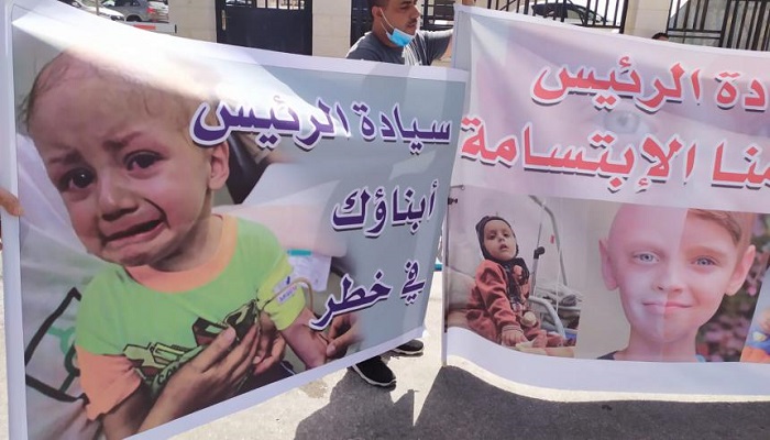 محتجون أمام مجلس الوزراء: نطالب بوقف حالة التخبط التي تمارسها دائرة التحويلات الطبية
