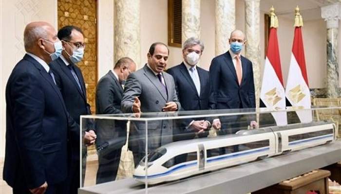 مصر توقع مذكرة تفاهم مع سيمنس بشأن خط قطار فائق السرعة
