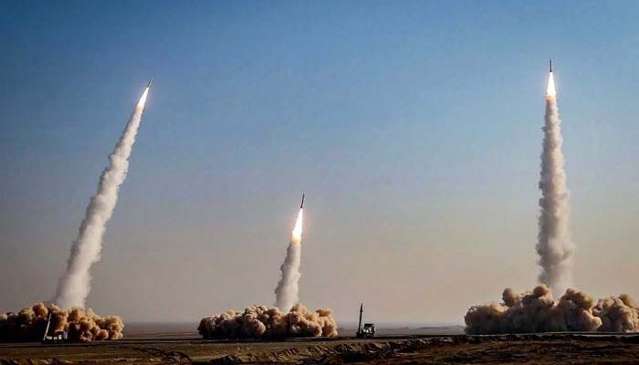 إيران تختبر صواريخ باليستية وطائرات مسيرة في تدريبات عسكرية
