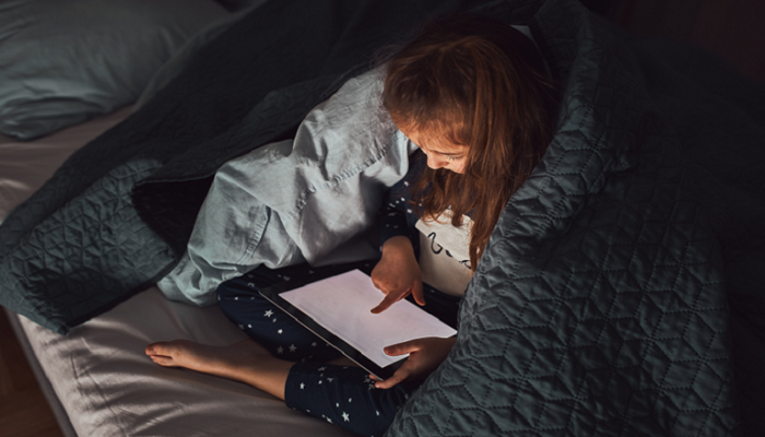 دراسة تحذر من أثر استخدام الهاتف الذكي وقت النوم على الأطفال
