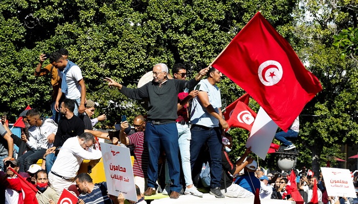 تدافع بين عناصر الأمن والمحتجين وسط تونس العاصمة
