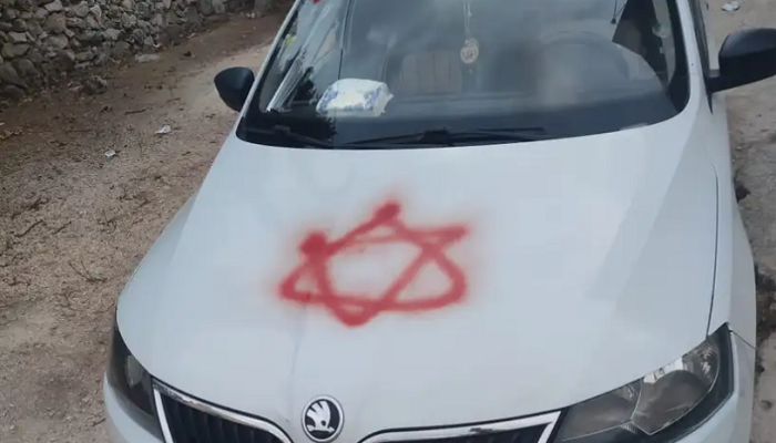 مستوطنون يقتحمون قرية مردا ويخطون شعارات ضد الفلسطينيين

