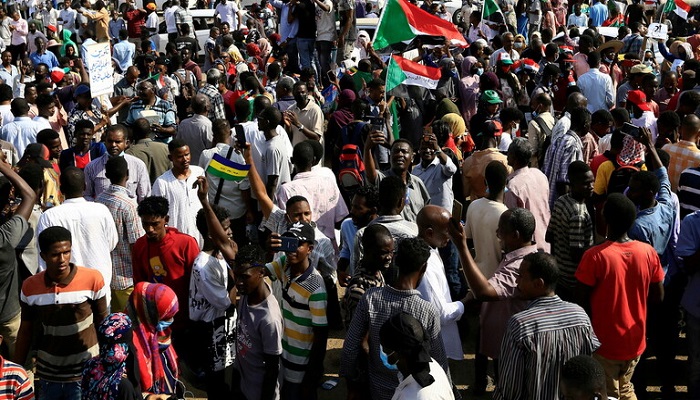 السودانيون يواصلون احتجاجاتهم رفضا لاستيلاء الجيش على السلطة
