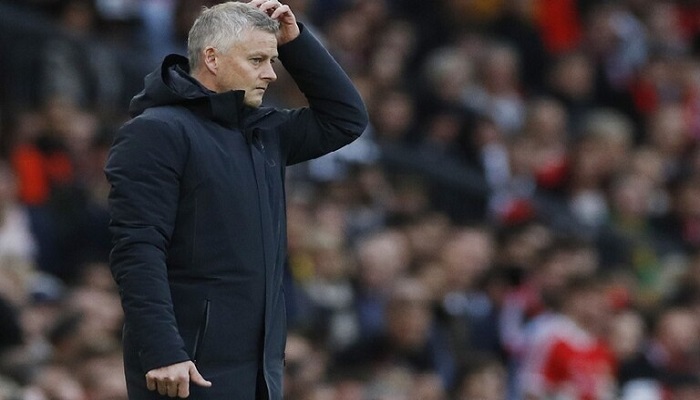 مدرب مانشستر يطالب