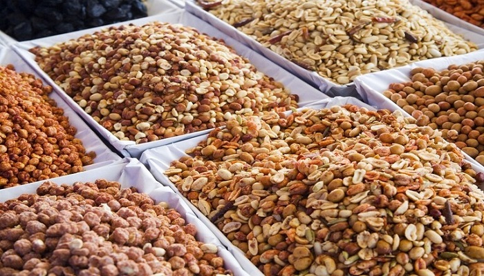 خبير تغذية يكشف أضرار المكسرات
