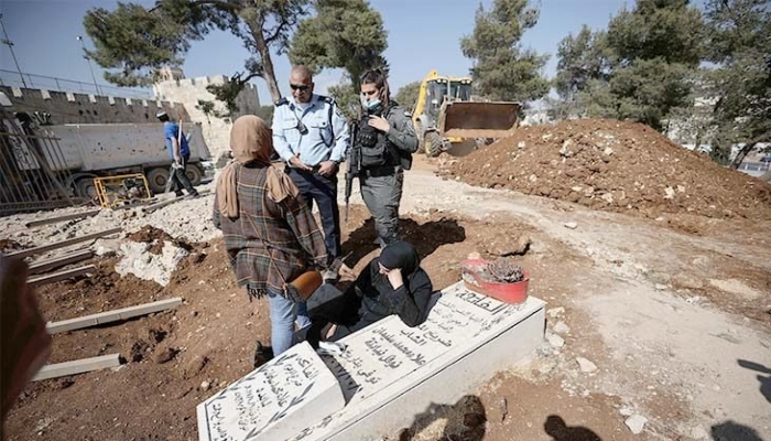الاحتلال يعتدي على المواطنين بالمقبرة اليوسفية في القدس ويعتقل شابين
