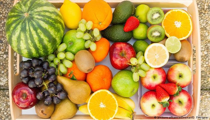 تناول الفاكهة على معدة فارغة يقي من السرطان.. حقيقة أم خرافة؟
