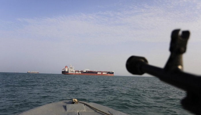 قائد بحرية الحرس الثوري الإيراني يكشف تفاصيل احتجاز ناقلة نفط في مياه بحر عمان
