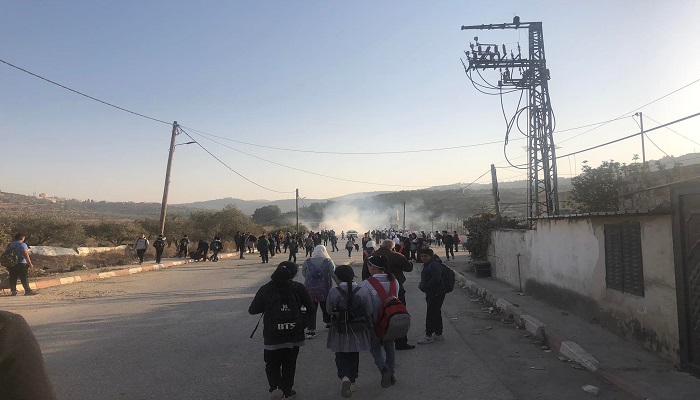 إصابات بالاختناق بعد مهاجمة الاحتلال طلبة مدارس جنوب نابلس
