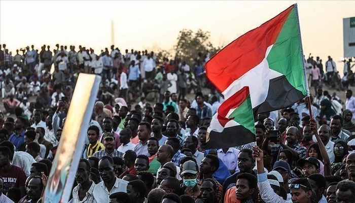 السودان: استخدام الغاز المسيل للدموع ضد المتظاهرين ووالسلطات تقطع الاتصالات الهاتفية