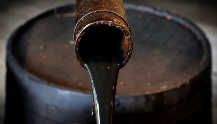 النفط يهوي بأكثر من 10% وسط مخاوف من متحور كورونا الجديد
