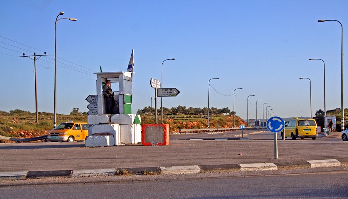 اعتقال 3 فلسطينيين