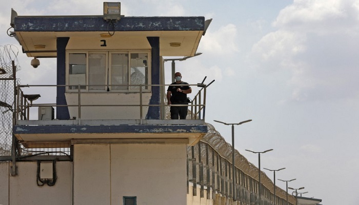 إدارة سجن رامون تمارس سياسة القتل البطيء بحق الأسيرين محمد داوود وسلام زغل
