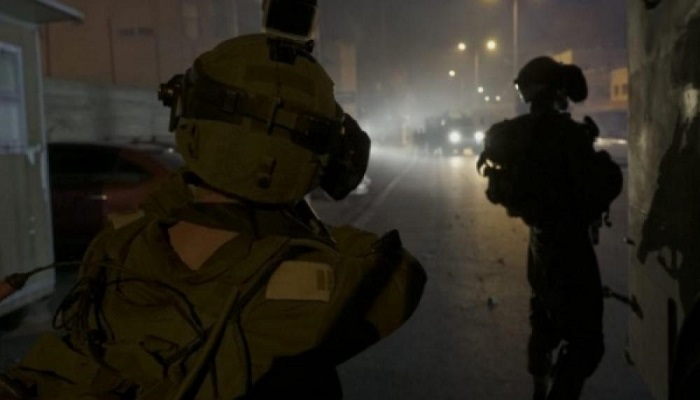 قوة من جيش الاحتلال تتعرض لإلقاء عبوات في نابلس
