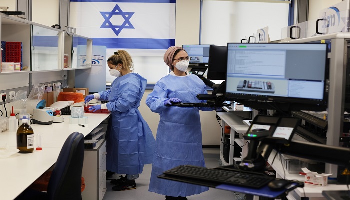 تطعيم 200 متطوع لدى إسرائيل بجرعة لقاح رابعة مضادة لكورونا

