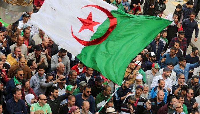 الجزائر.. احتجاجات تطورت إلى صدامات مع الشرطة
