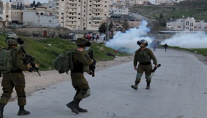 إصابة طفلين بالرصاص والعشرات بالاختناق خلال اقتحام الاحتلال مخيم العروب
