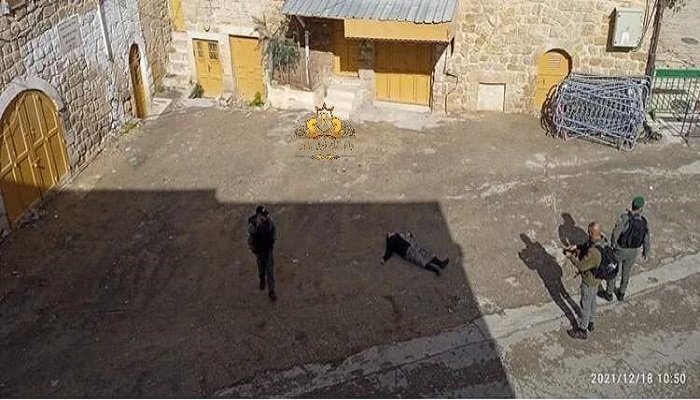 الاحتلال يعتقل سيدة بعد الاعتداء عليها بالضرب المبرح بالقرب من الحرم الإبراهيمي