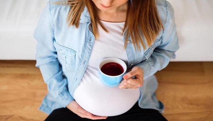 ما هي التأثيرات المحتملة لاستهلاك الكافيين أثناء الحمل على الطفل والأم؟
