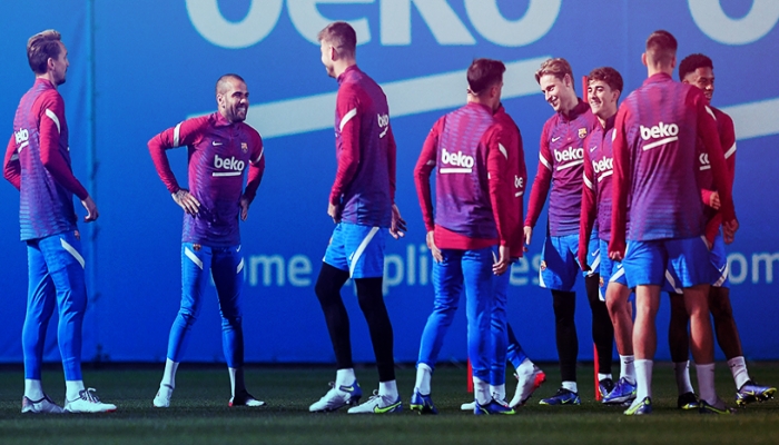 برشلونة يعلن إصابة 3 لاعبين جدد بفيروس كورونا
