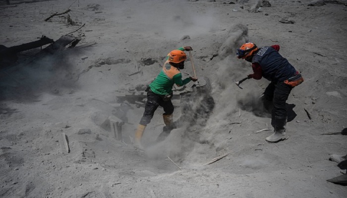 ارتفاع حصيلة ضحايا بركان سيميرو في إندونيسيا إلى 34 قتيلا
