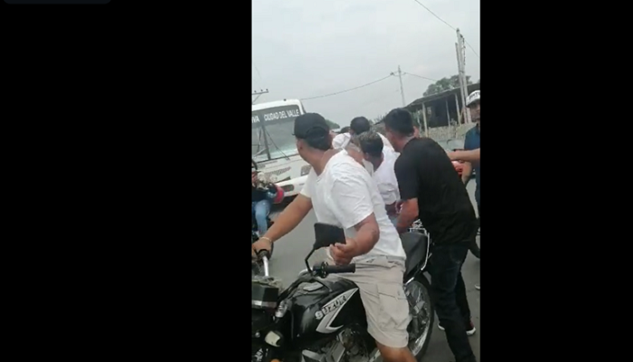 شباب يخرجون جثة صديقهم