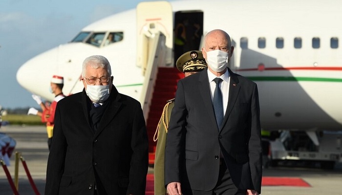 الرئيس التونسي يستقبل الرئيس الفلسطيني بمطار تونس قرطاج
