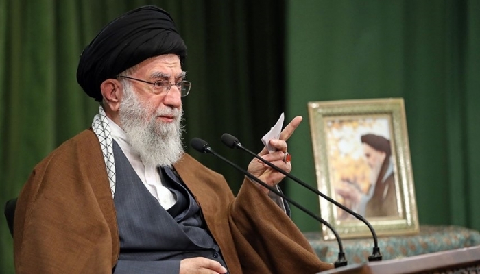خامنئي: لن يستطيع أحد منع إيران من تطوير سلاح نووي
