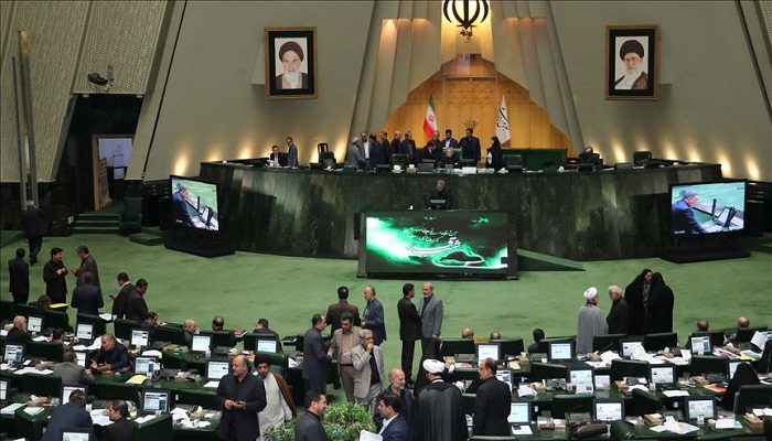 رئيس البرلمان الإيراني يتدخل بعد تهديد بمحاكمة روحاني
