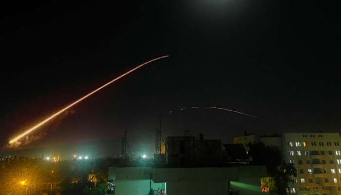 الدفاعات الجوية السورية تتصدى لصواريخ إسرائيلية في سماء دمشق
