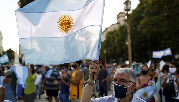 الأرجنتين.. احتجاج الآلاف على التمييز في توزيع لقاحات كورونا
