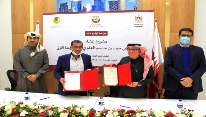 السفير العمادي يوقّع