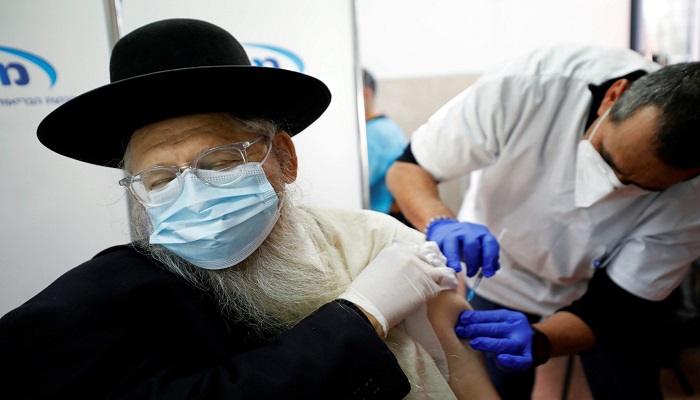 كيف حولت إسرائيل مواطنيها إلى فئران تجارب لشركات اللقاحات؟

