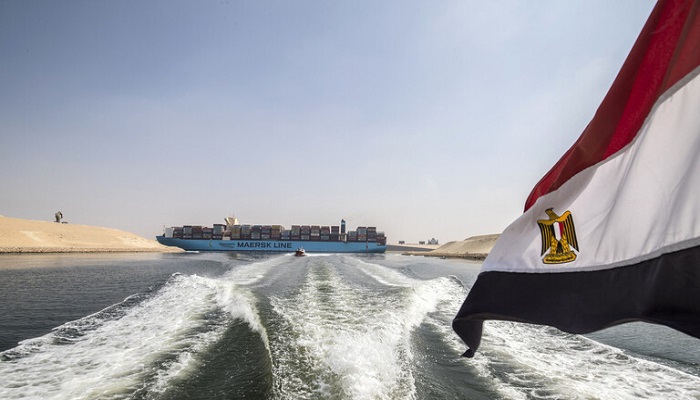 مصر تدرس منح تعويضات للسفن المتوقفة في قناة السويس بسبب السفينة الجانحة
