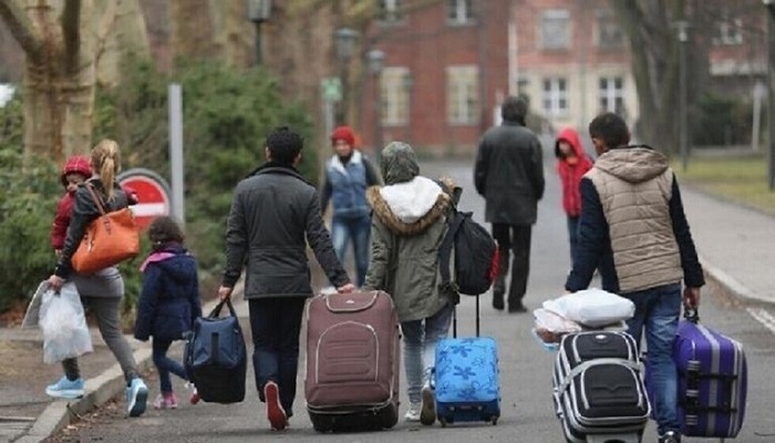صحيفة: أول دولة أوروبية تجرد لاجئين سوريين من تصاريح الإقامة
