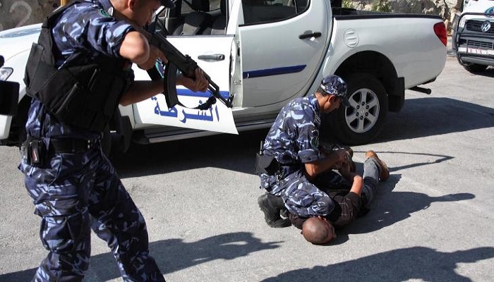 القبض على مطلوب بتهم