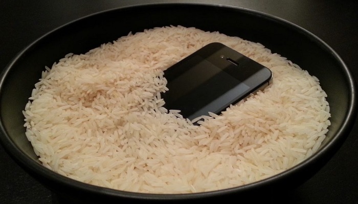 خبير: الرز ينقذ هاتفك الغريق
