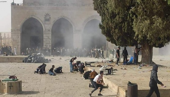 قوات الاحتلال تقتحم المسجد الأقصى وتصيب المئات

