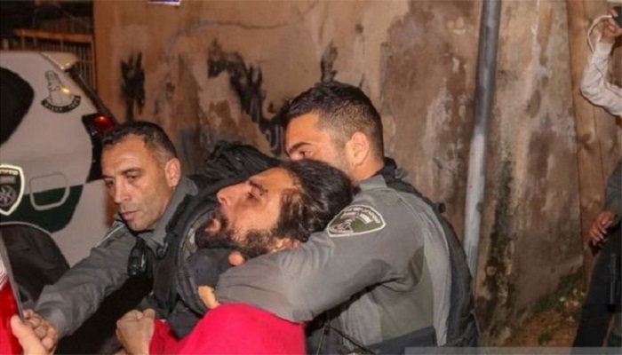 الاحتلال يعتدي على أهالي حي الشيخ جراح والمتضامنين ويعتقل ثلاثة منهم