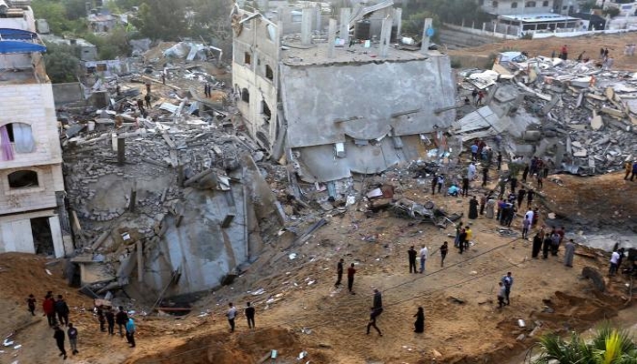 انتشال جثمان طفلة وعائلة كاملة من تحت أنقاض القصف في بيت لاهيا
