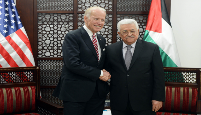 الرئيس عباس يتلقى اتصالاً هاتفياً من جو بايدن
