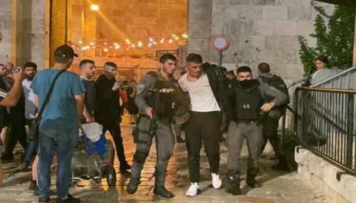 إصابة 10 مواطنين واعتقال اثنين خلال قمع الاحتلال المعتصمين في حي الشيخ جراح